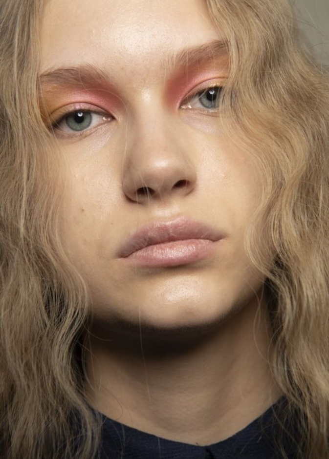 اجمل رسمات مكياج ملونة استوحيها من اسبوع لندن للموضة من Charlotte Knowles