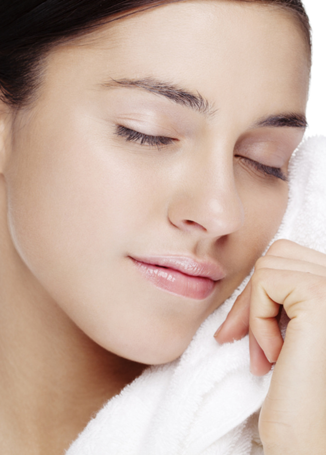 كيفية تنشيف البشرة بطريقة صحيحة وتاثير استخدام المنشفة على البشرة