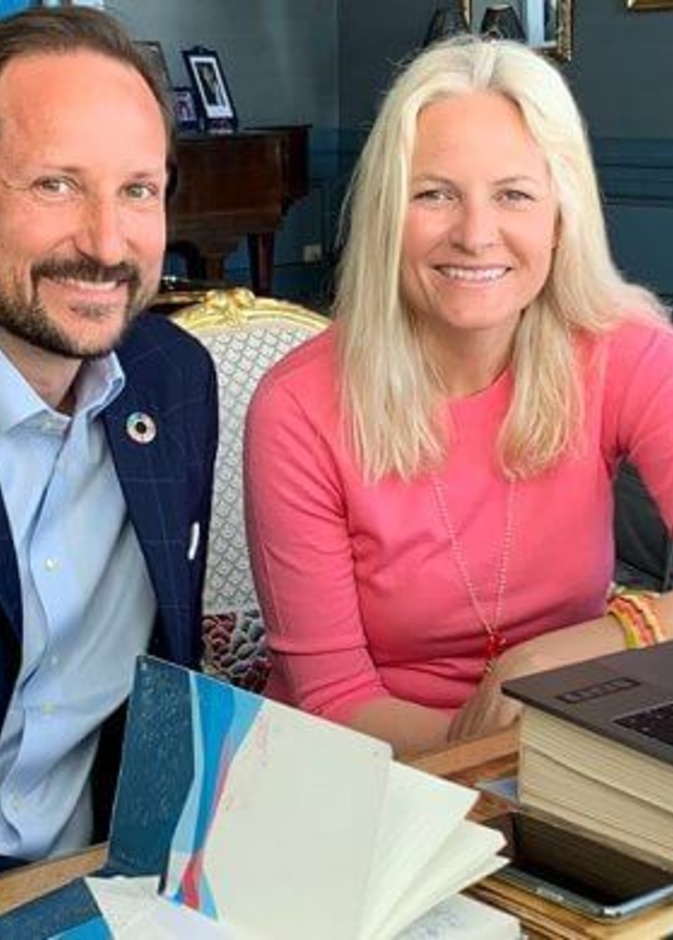 ولي عهد النرويج وزوجته في اجتماع رقمي مع معلمين