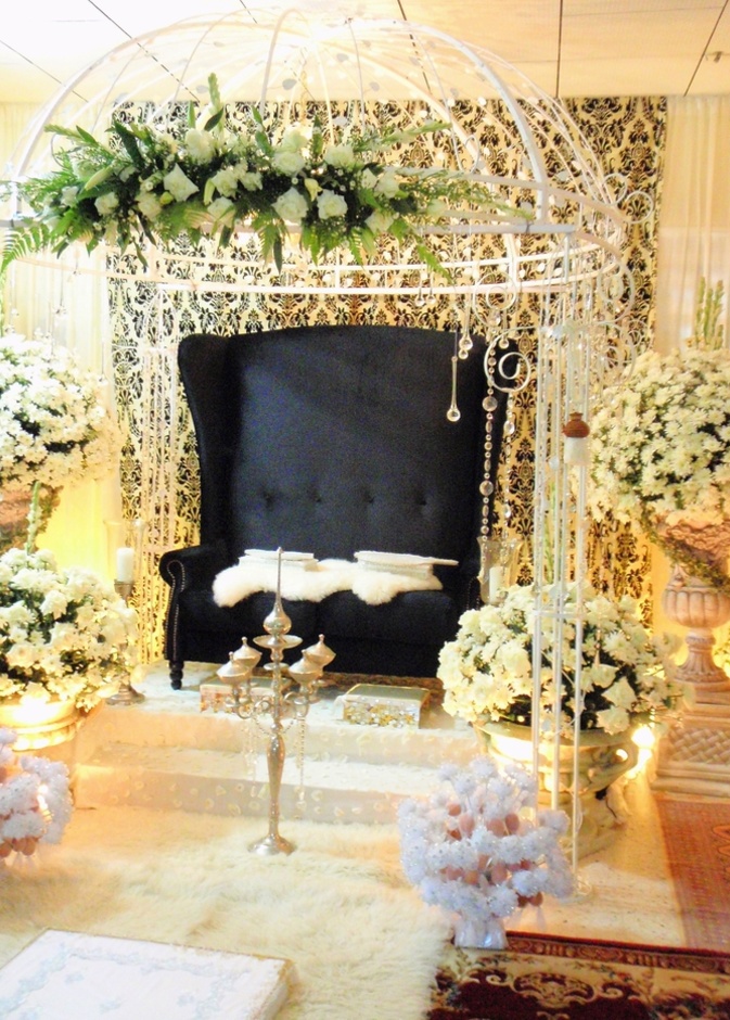 أريكة أنيقة لجلوس العروسين