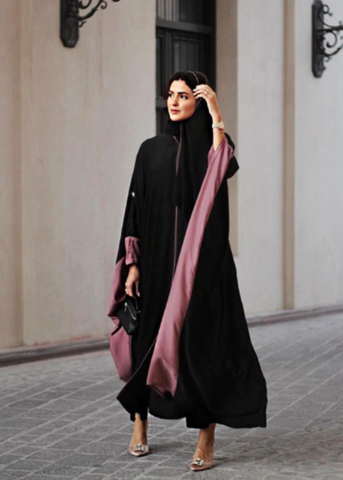 اختارت حنين عباية جذابة باللون الأسود الكلاسيكي مع لمسات أنثوية باللون الزهري