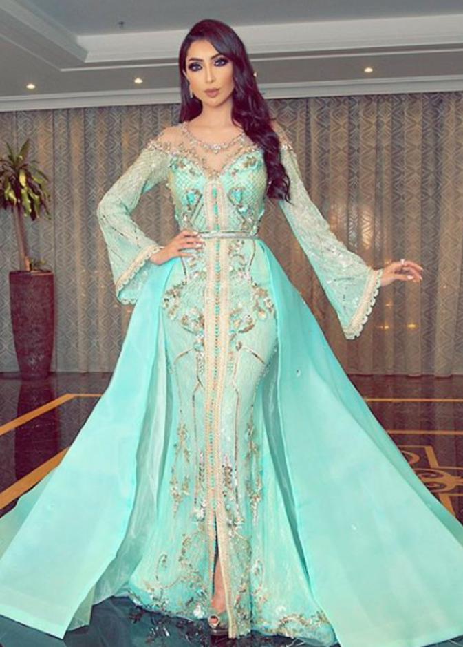 انتقت دنيا بطمة قفطان فاخر باللون الأزرق الجذاب ومزين بالتطريزات الجذابة والأنيقة