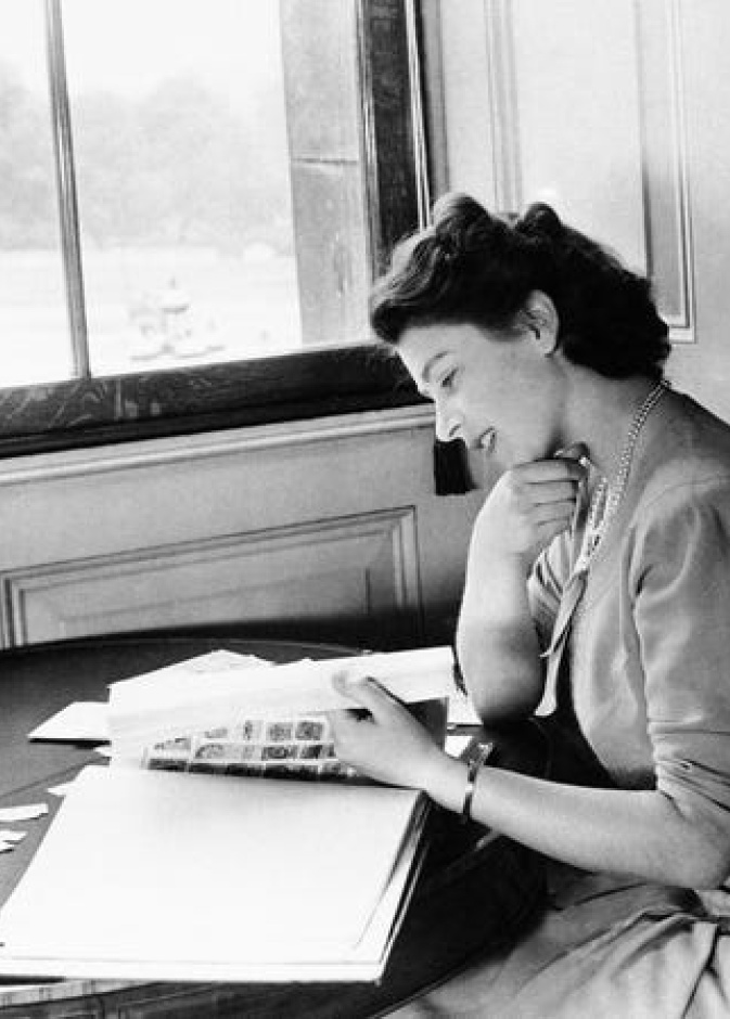 كيف كانت صور أفراد العائلات الملكية في العشرين من عمرهم؟