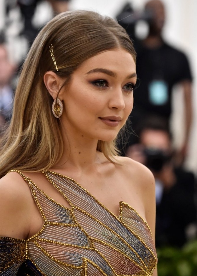 أناقة جيجي حديد بمجوهرات لورين شوارتز Lorraine Schwartz