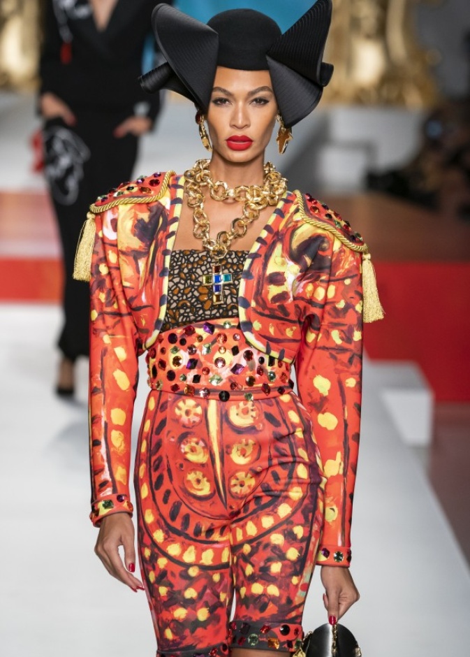 من مجموعة moschino