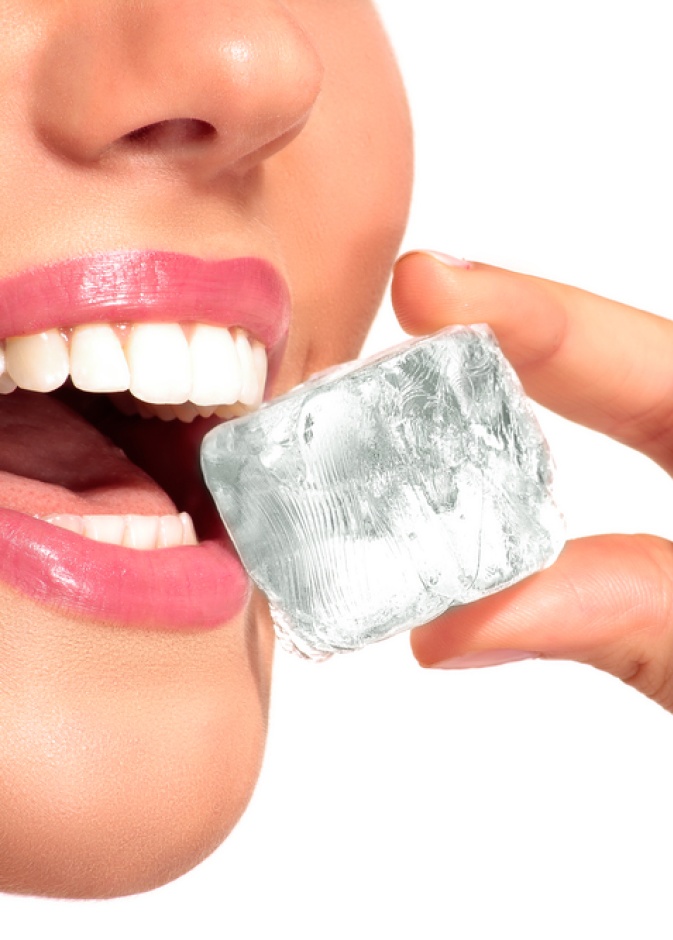 ساعدي شفتيك على النفخ باستخدام مكعبات الثلج