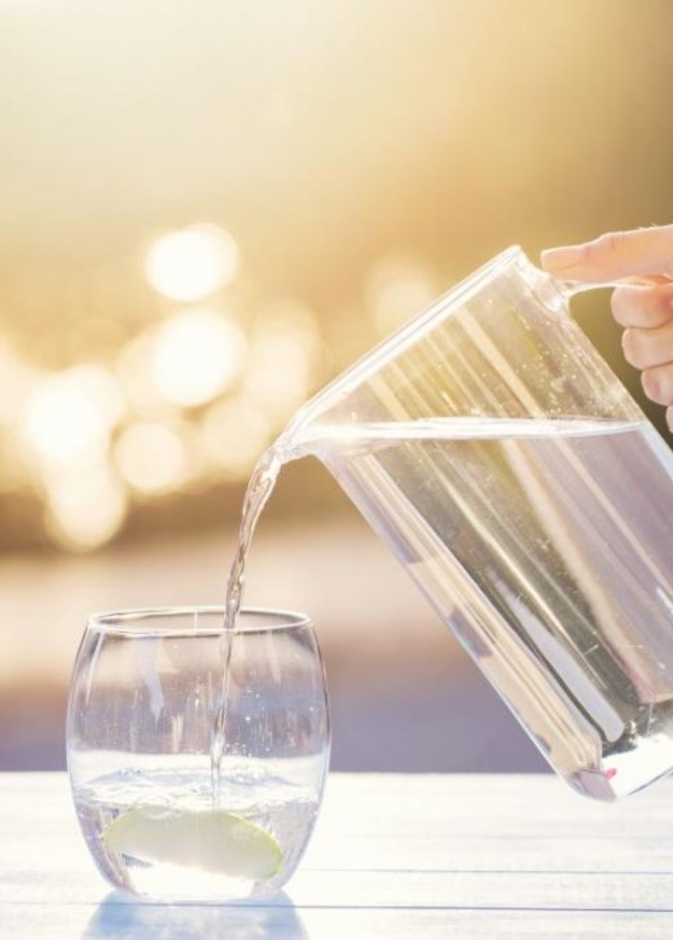  شرب الماء بكميات كافية يقي من الاجفاف خلال الصيام