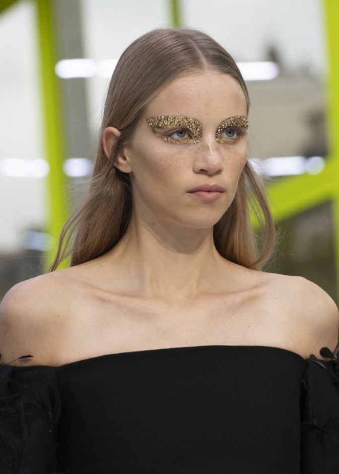 مكياج عيون بارز بحبيبات الخرز موضة صيف 2020 من Valentino