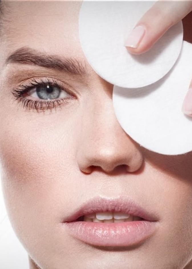 كيفية عمل مزيل مكياج طبيعي في المنزل خلال ايام الحجر