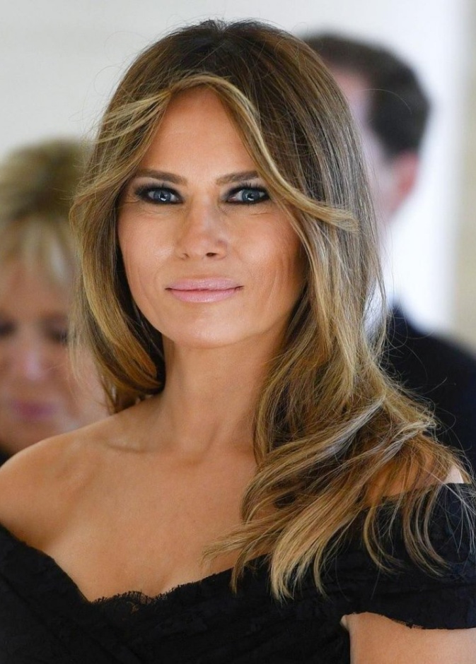 ترتكز الخصل الفاتحة على أطراف الشعر القريبة من الوجه