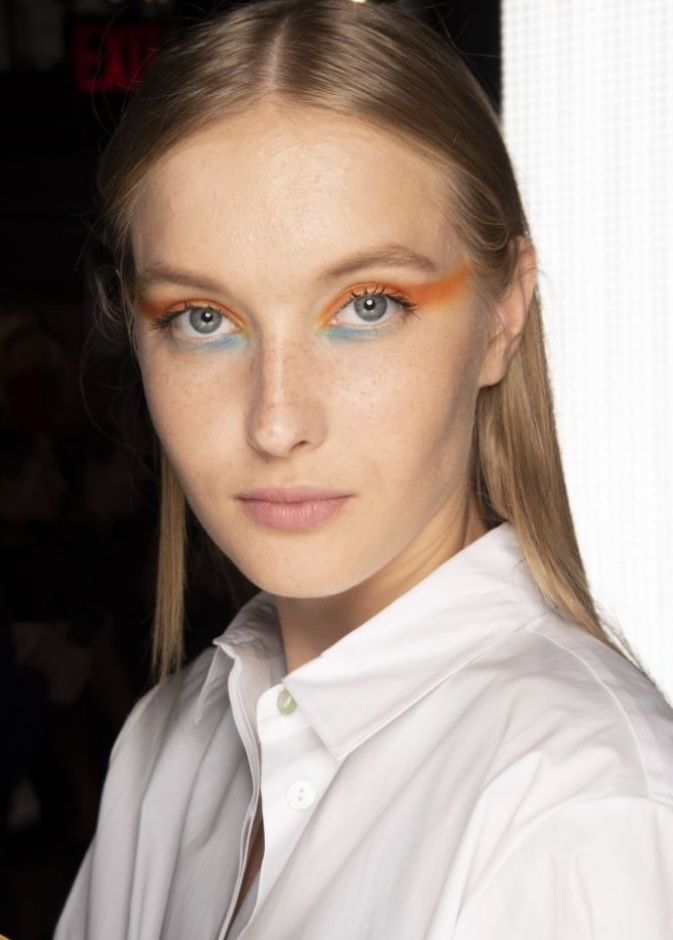 مكياج عيون ملون احدث صيحات جمال صيف 2020 من Oscar De La Renta