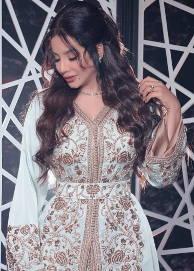 أجمل إطلالات لجين عمران بموضة القفطان مع التطريز البرونزي الذي يبرز أنوثتها