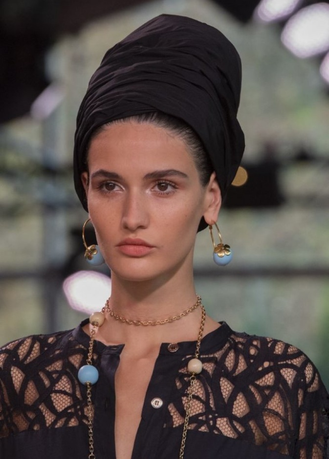 اكسسوارات العقود باللون الذهبي مع الاقراط الناعمة من دار Elie Saab