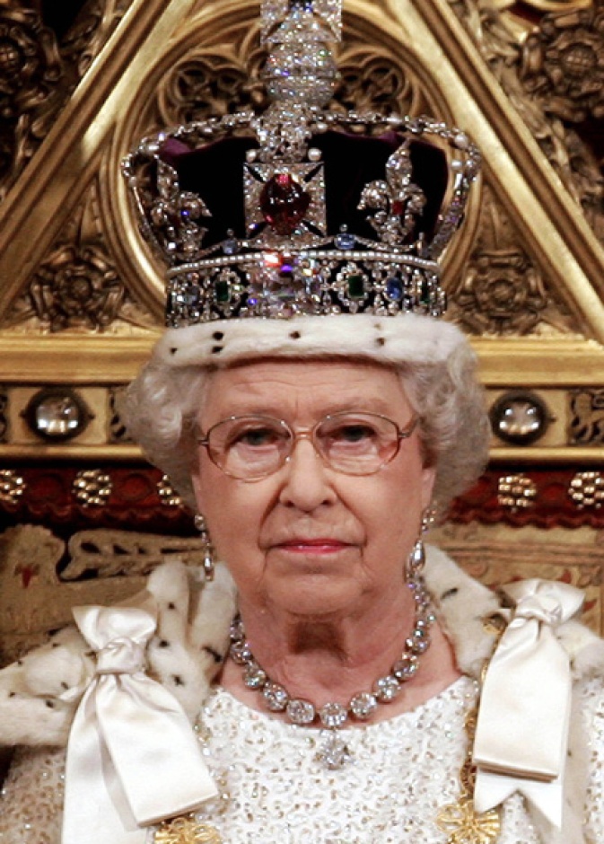 الملكة اليزابيث بالتاج الملكي مع ماسة كولينان