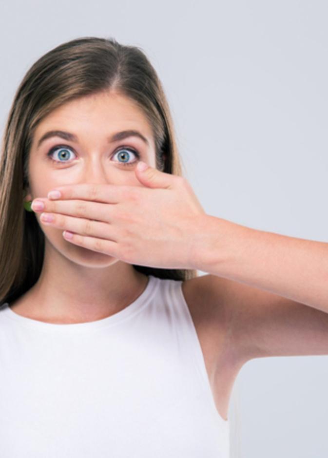 التدخين يسبب رائحة الفم الكريهة