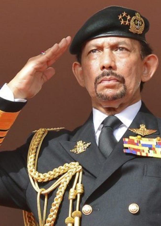 "أثرى أثرياء العالم".. من هو السلطان حسن بلقية الذي يمتلك سيارة مرصعة بالذهب؟ 