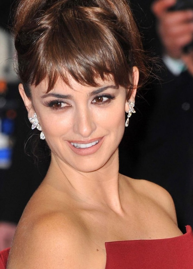 أقراط شوبارد تزين اطلالة بينيلوبي كروز بالأنوثة