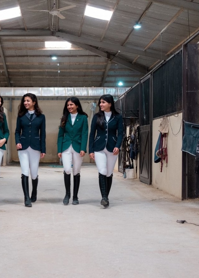 4 فارسات قفز حواجز سعوديات: لمى العجمي، فنون الحميدان، نجلاء الرشيد، وفاء الحسون