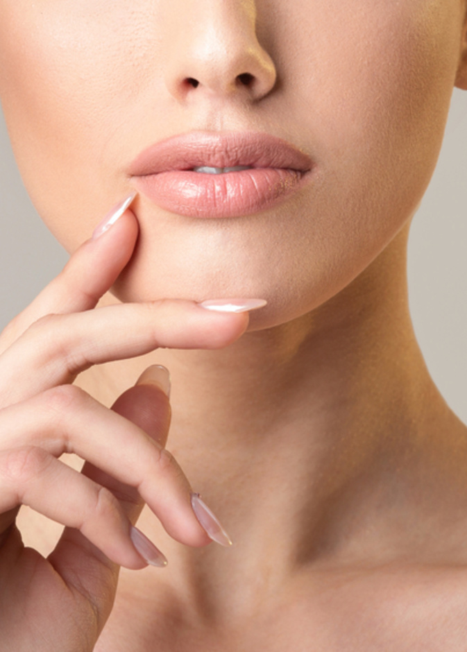 طرق طبيعية وبسيطة لعلاج الشفاه الداكنة في المنزل خلال أيام رمضان