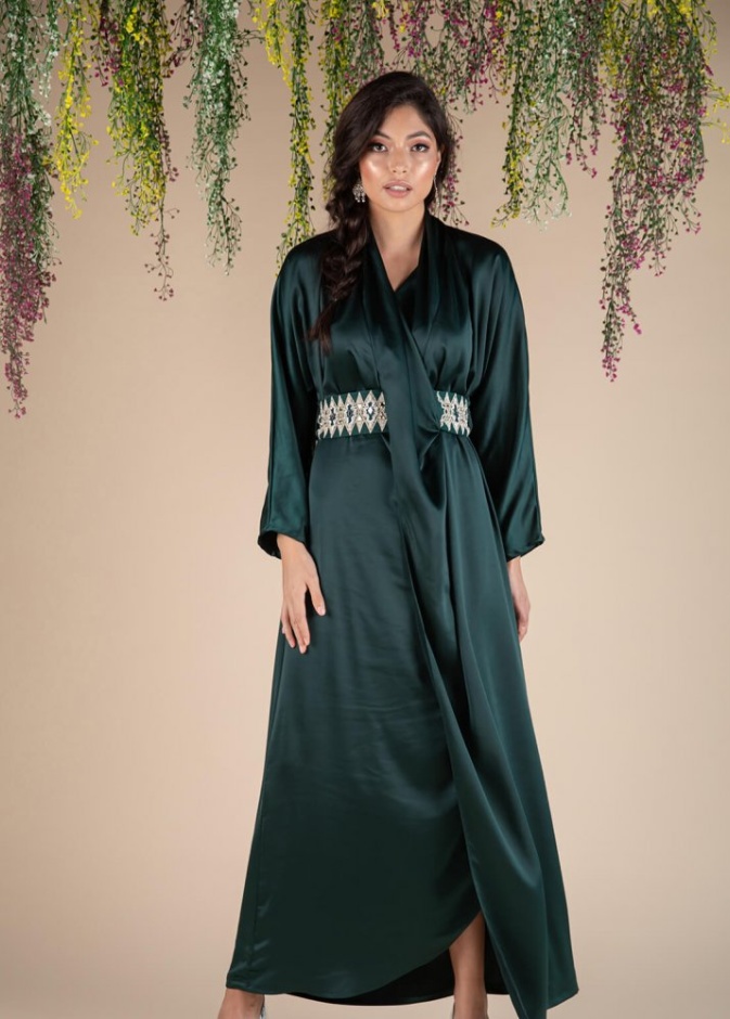 الأخضر الداكت بأسلوب راقي وبسيط مع التطريزات الناعمة بأسلوب الحزام.
