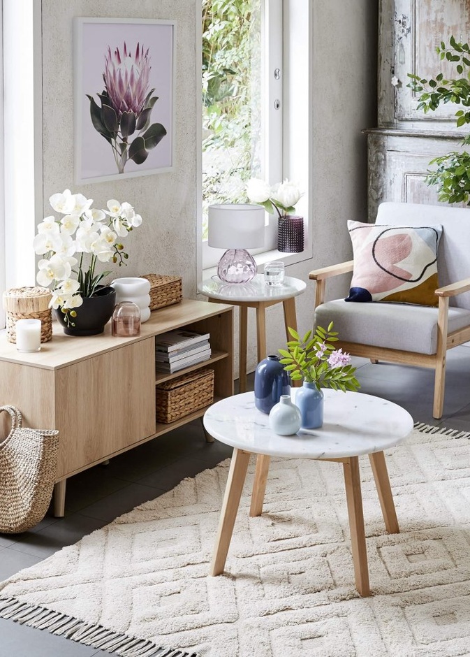 أواني ملونة مع النباتات الطبيعية في ديكور طاولات غرف المعيشة