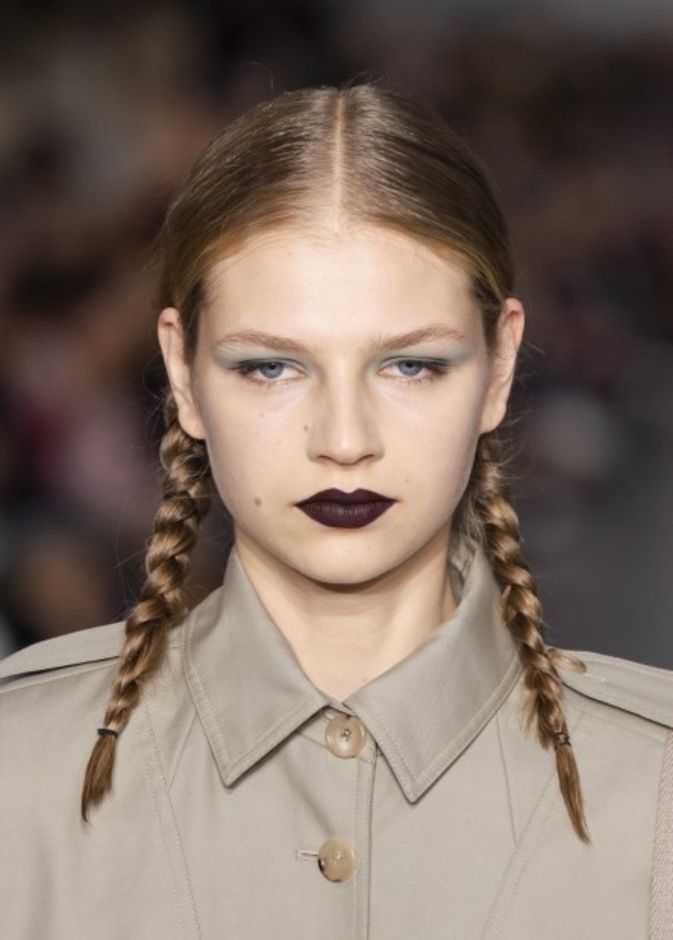  تسريحات شعر بسيطة بدون سشوار للصبايا مع الضفائر الجانبية في رمضان من Fendi