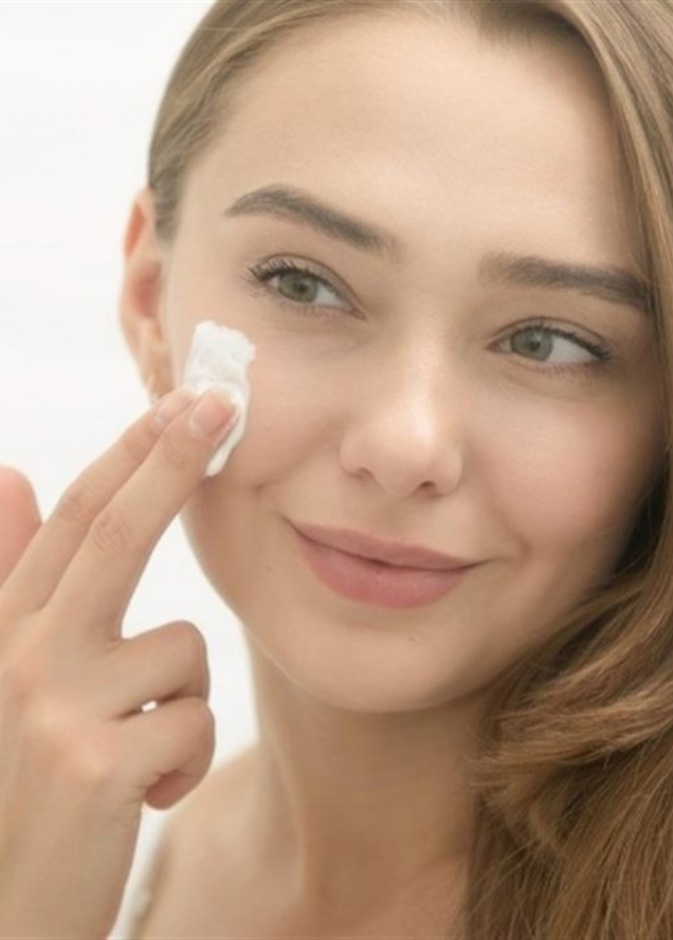  احرصي على وضع واقي الشمس يومياً للحفاظ على بشرتك