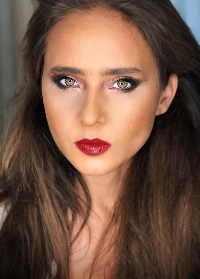 طريقة وضع الوان احمر شفاه قوي ولماع من وحي اطلالات النجمة نيللي كريم