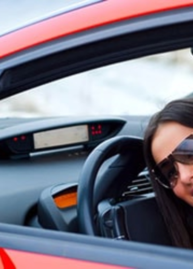 إذا شعرت بالنعاس أثناء القيادة، توقفي عن القيادة مباشرة وقومي بإيقاف سيارتك جانبا على الطريق