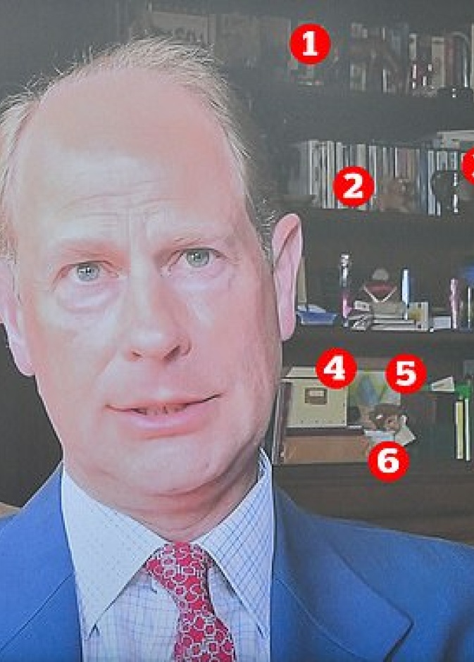 صور من مكتب الأمير إدوارد في منزله