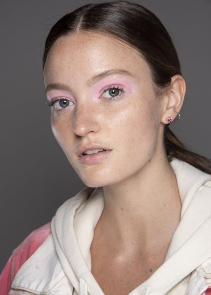 اختاري لون الظلال المناسب للون بشرتك