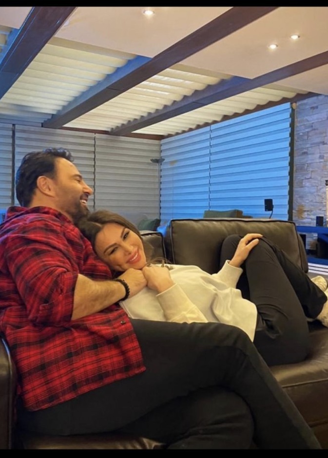 صورة لطيفة تجمع عاصي الحلاني وزوجته كوليت في المنزل خلال الحجر الصحي