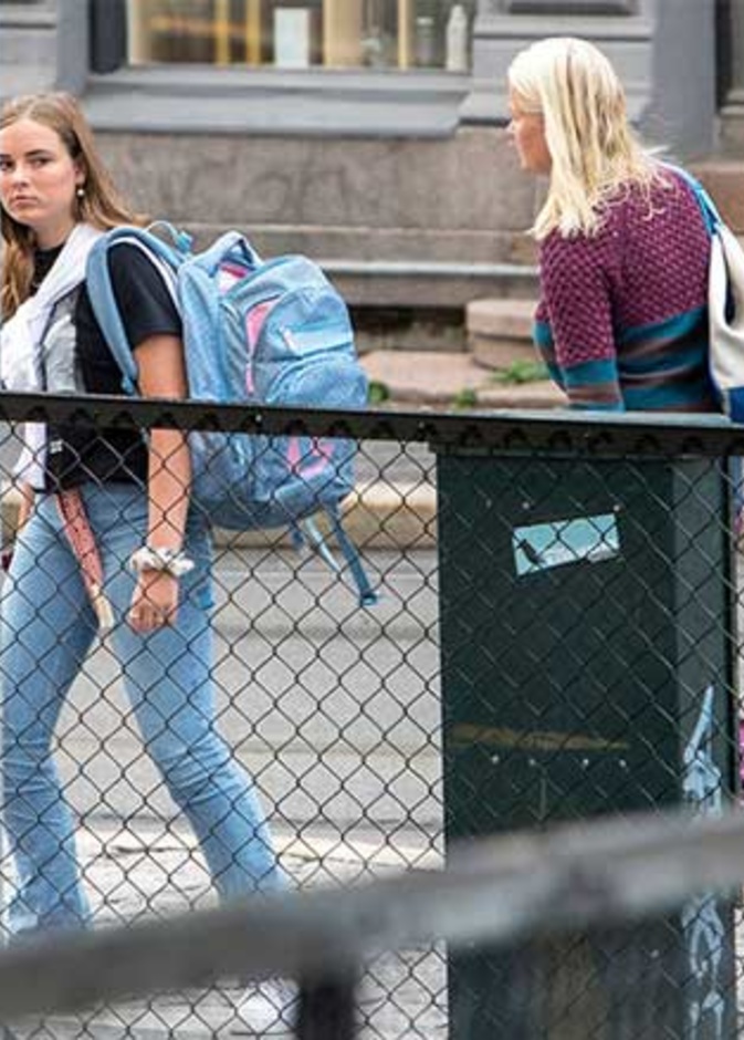 الأميرة أنجريد تساعد زملائها الطلاب في ظل أزمة كورونا