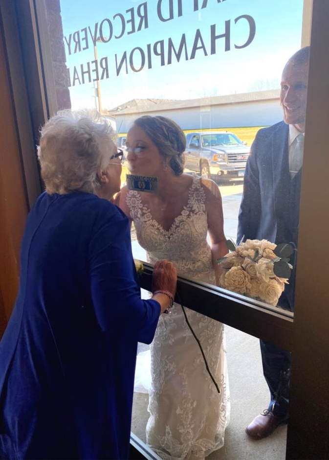 قبلات من وراء الزجاج بين الجدة وحفيدتها