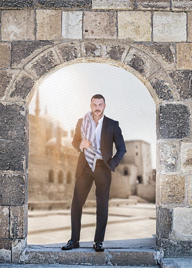 اطلالة البدلة السوداء مع لمسة شبابية بالوشاح