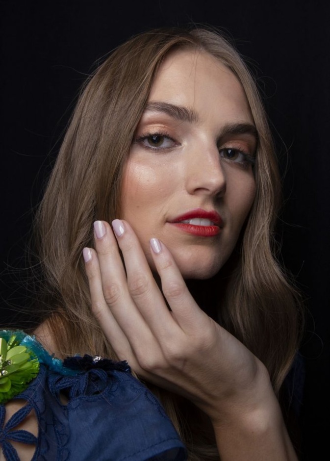  الوان مناكير بتدرجات الباستيل لتطبيقها خلال الحجر المنزلي من Badgley Mischka