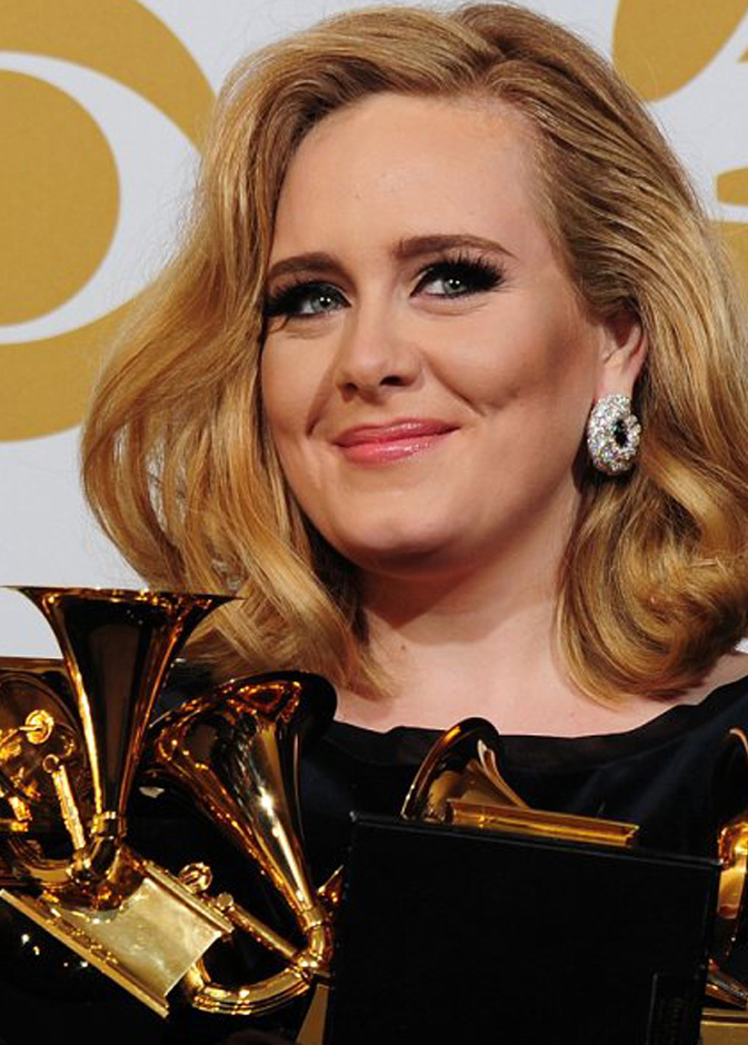 أديل راقية بأقراط الماس من كارتييه Cartier