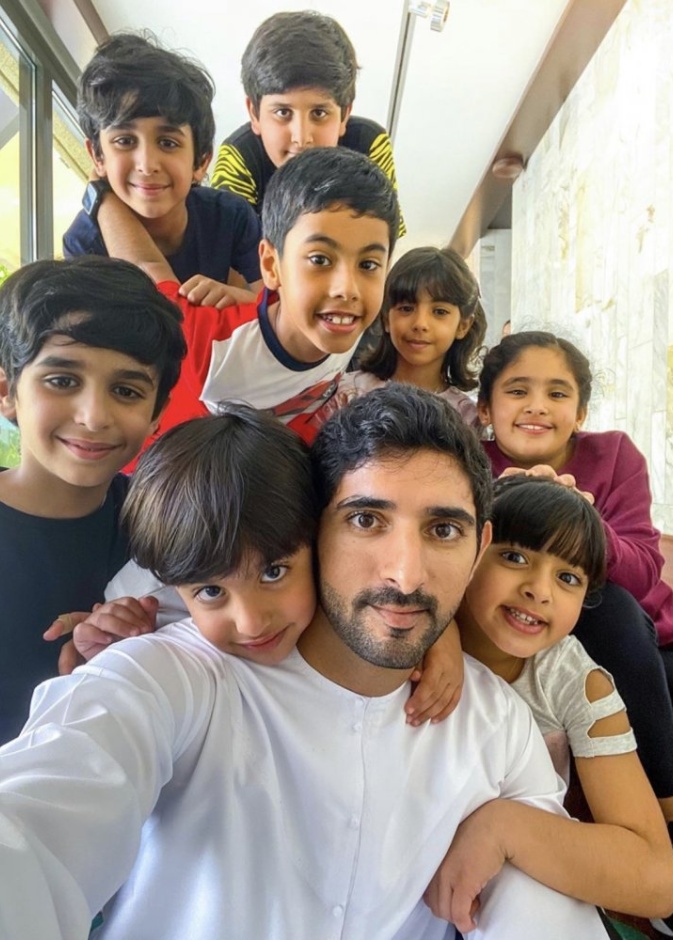 صورة لطيفة للشيخ حمدان بن محمد بن راشد برفقة أطفال العائلة