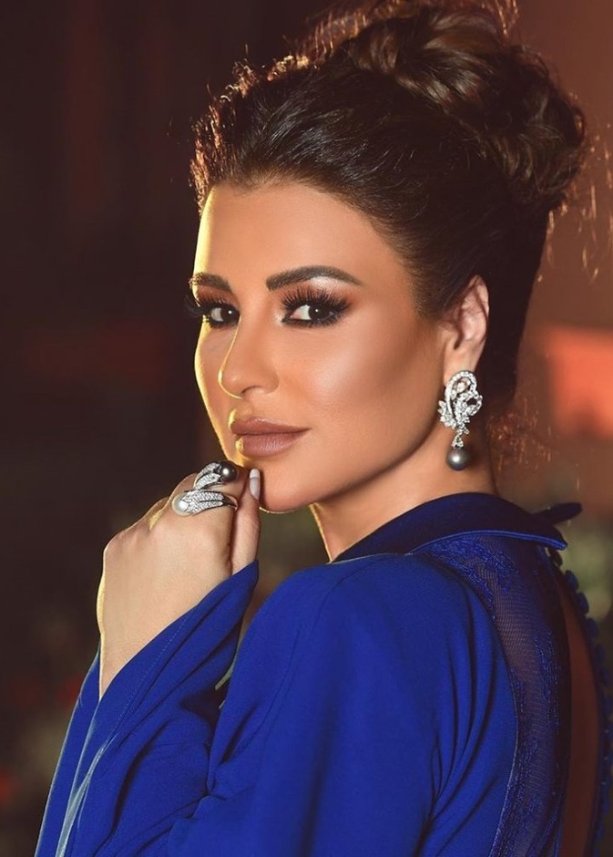  طبقي مكياج العيون الصغيرة مع ظلال السموكي البرونزية بأسلوب ماغي بو غصن