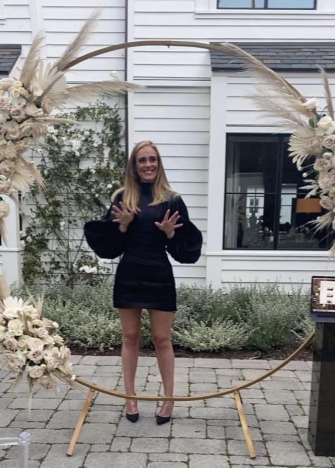 فاجأت أديل متابعيها بنشرها أول صورة لها بعد خسارتها الكثير من الوزن