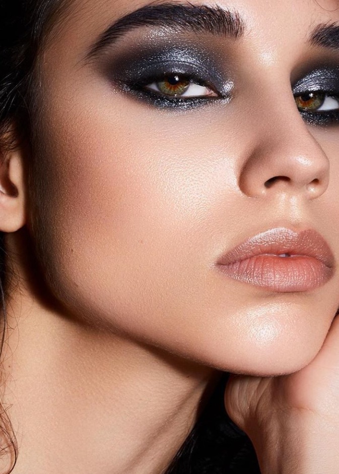 طريقة دمج ظلال العيون المات والميتاليك معاً بالخطوات