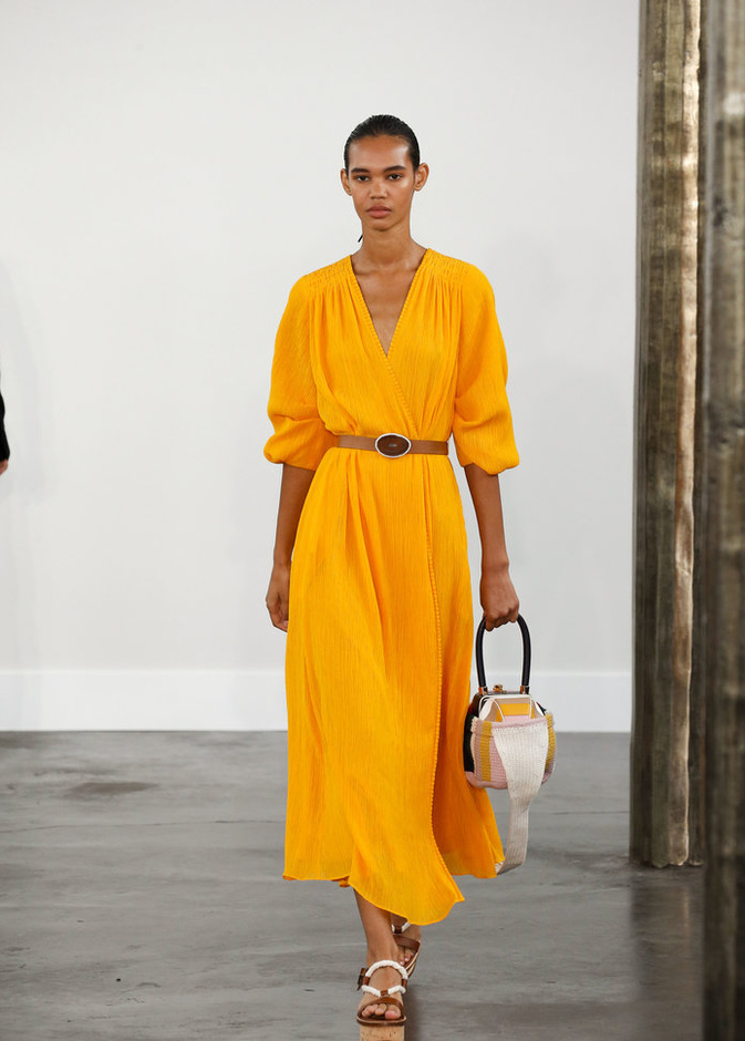  فساتين واسعة ومحتشمة باللون المرجاني لاطلالات رمضان 2020 من Gabriela Hearst