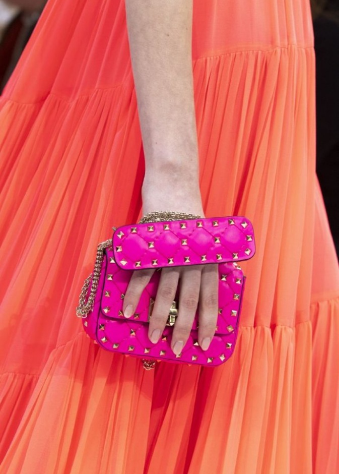 افكار لتنسيق الحقائب الملونة بدرجات صارخة باللون الفوشيا مع التصاميم المرجانية في صيف 2020 من Valentino