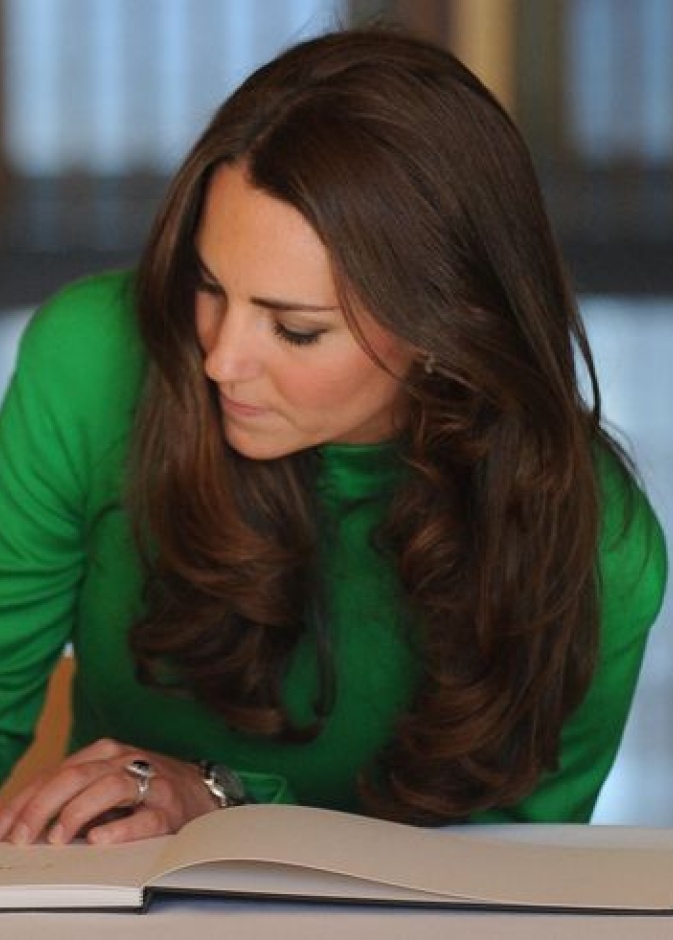 تعرفوا على طريقة توقيع أفراد العائلة المالكة البريطانية.. من الملكة إليزابيث إلى ميغان ماركل