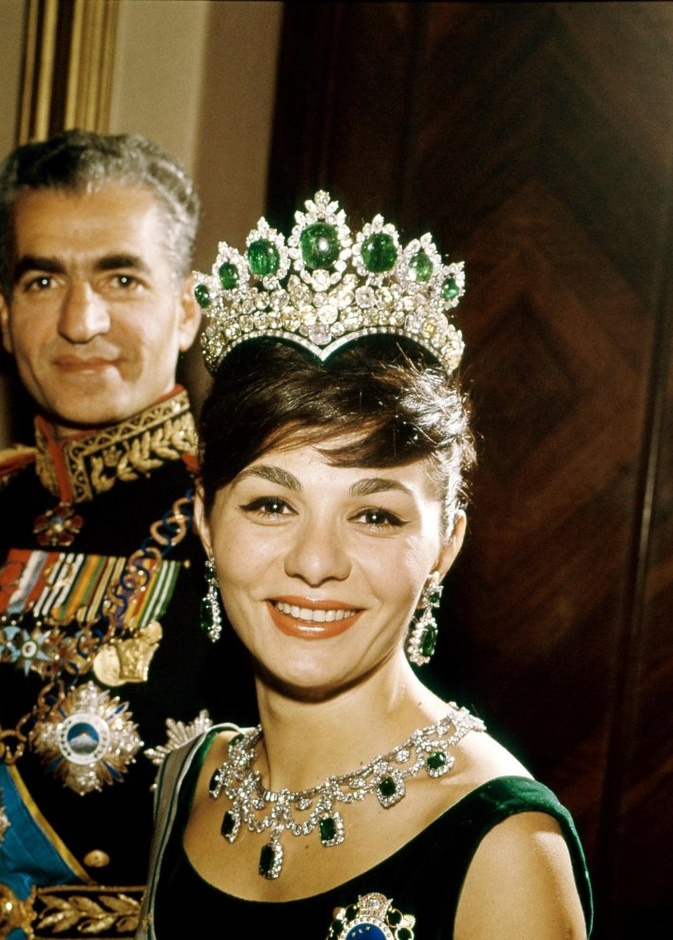 الامبراطورة فرح ديبا متألقة بتاج The Seven Emerald Tiara