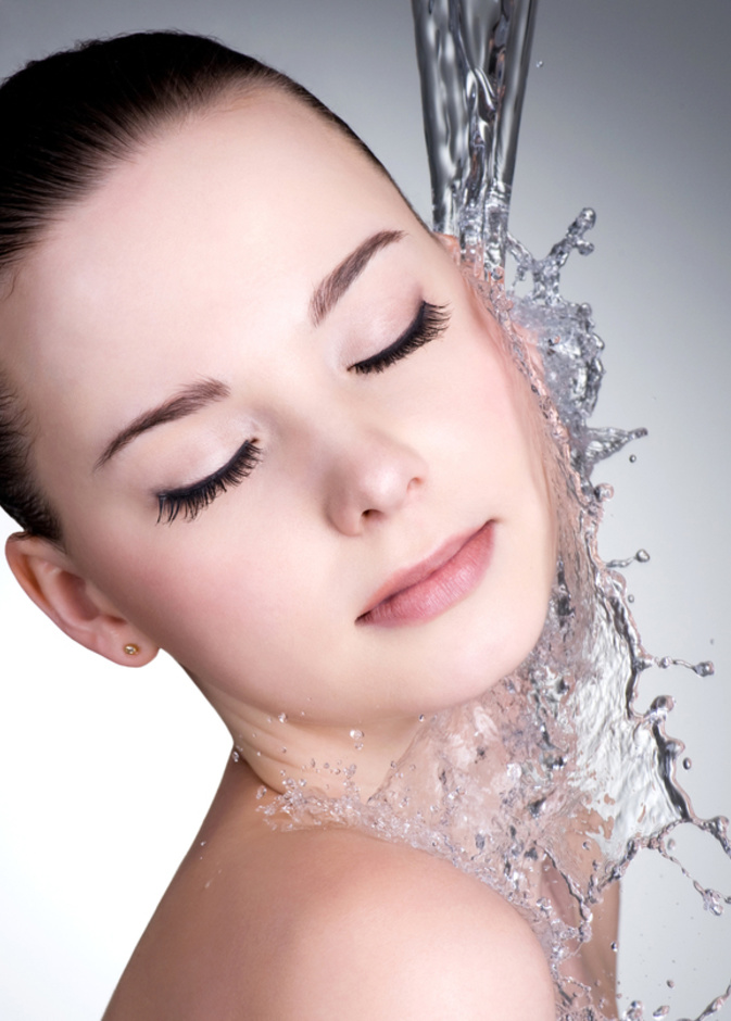 استخدام الماء الفاتر ثم البارد للعناية بالبشرة والشعر في فصل الصيف