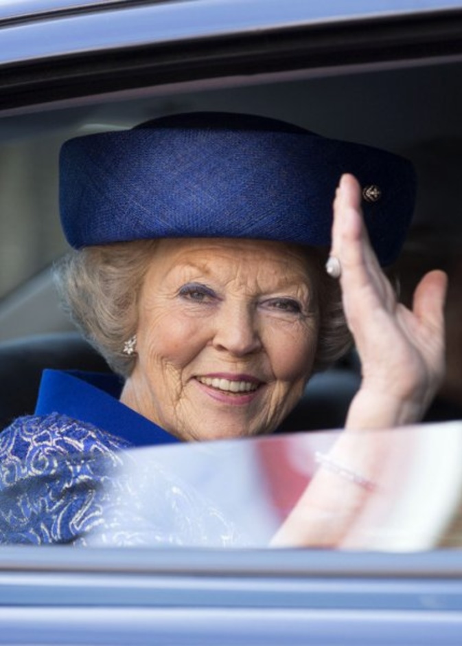 قصص ملوك وملكات تنازلوا عن العرش لأبنائهم 