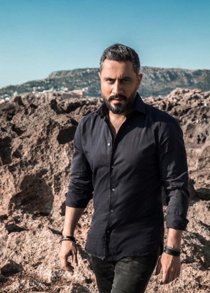  بساطة شبابية بالقميص الأسود المسترخي مع الجينز الأسود والاكسسوارات