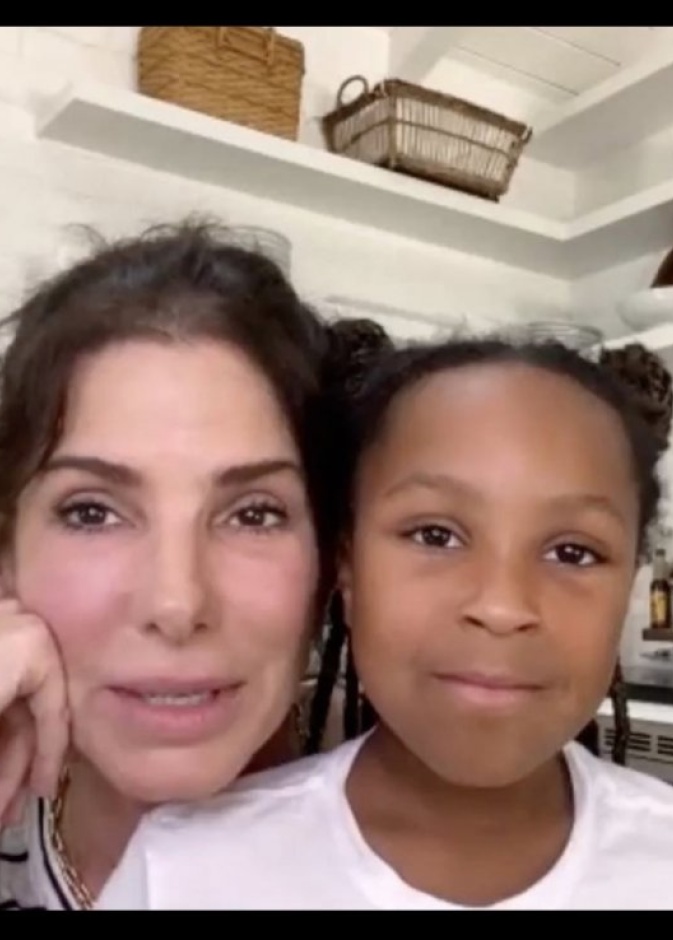 ساندرا بولوك تظهر خلال الحجر الصحي مع ابنتها لايا