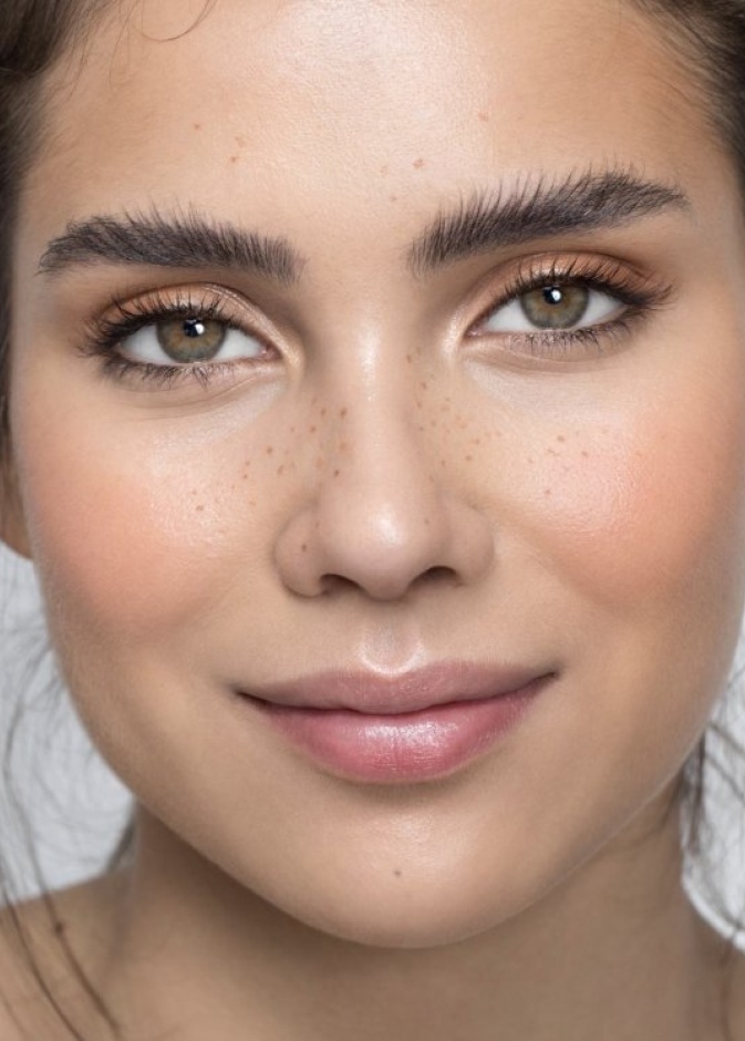 احصلي على حواجب سميكة خلال الحجر المنزلي باستخدام البصل